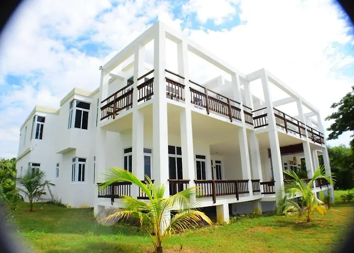 Ivys Cove On The Beach Aparthotel 4*